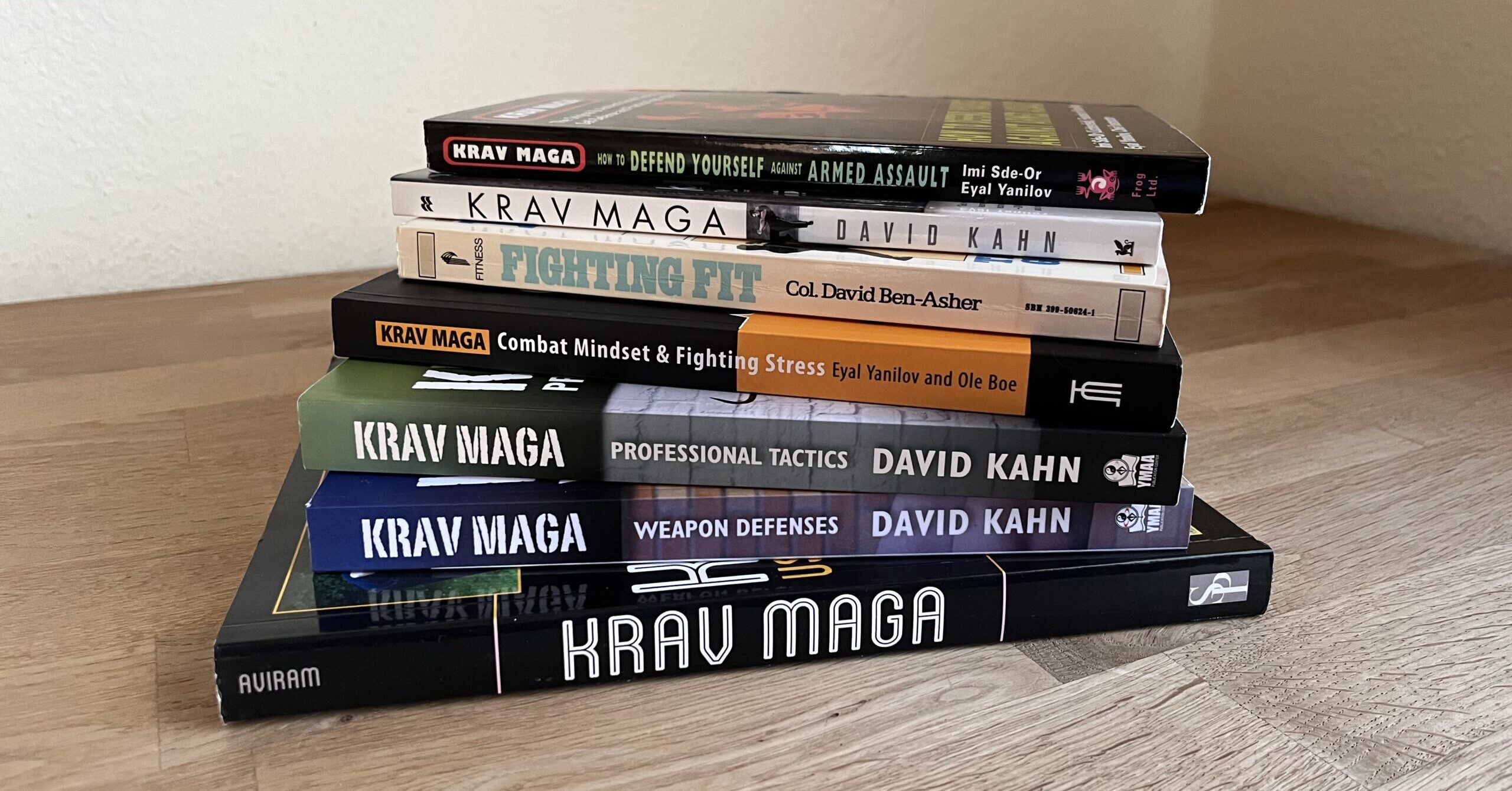 Mehrere Krav-Maga-Bücher verschiedener Autoren.